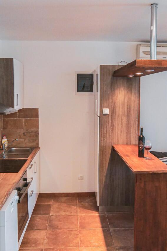 Fully Renovated One Bedroom Apartment With A Seaview - A Sevid Eksteriør bilde